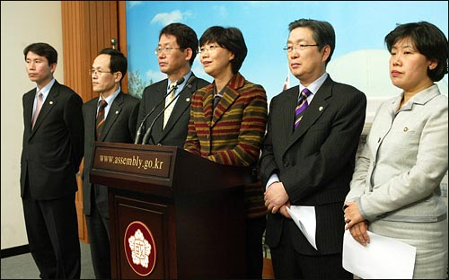 28일 국회 교육위 전체회의에서 사립학교법 개정안 상정을 주장하는 열린우리당·민주노동당 의원들과 이에 반대하는 한나라당의 의원들간의 이견이 좁혀지지 않은 가운데, 최순영 민주노동당 의원 등 교육위 소속 의원들이 기자회견을 열어 김원기 국회의장에게 사학법 개정안 본회의 직권상정을 요구하고 있다. 
 